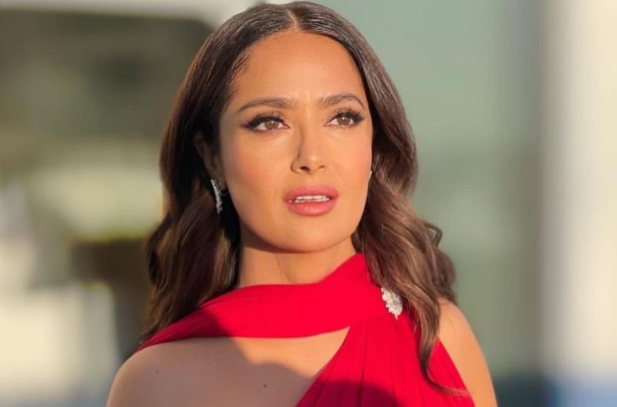 Salma Hayek deslumbra con lujoso vestido en los Globos de Oro 2023