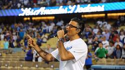 Jaime Camil recibe críticas por cantar el Himno de EU en partido de los Dodgers