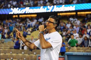 Jaime Camil recibe críticas por cantar el Himno de EU en partido de los Dodgers