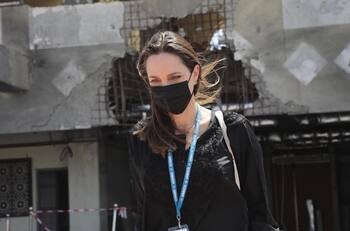 "Necesitan desesperadamente la paz": Angelina Jolie visita Yemen