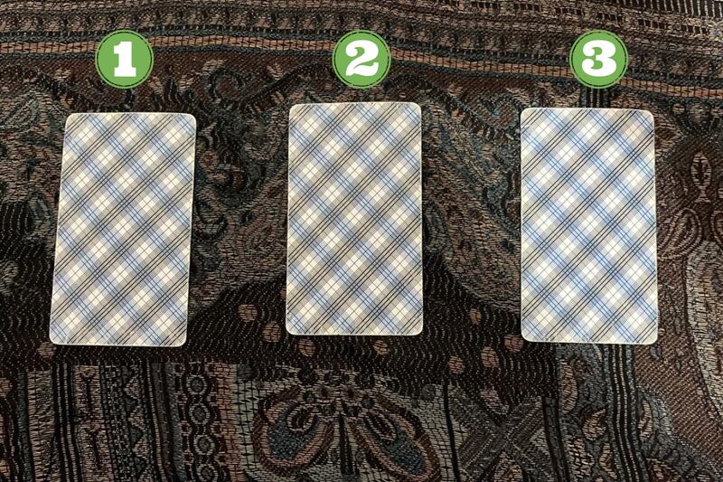 Cartas del Tarot ocultas arriba de una tela.
