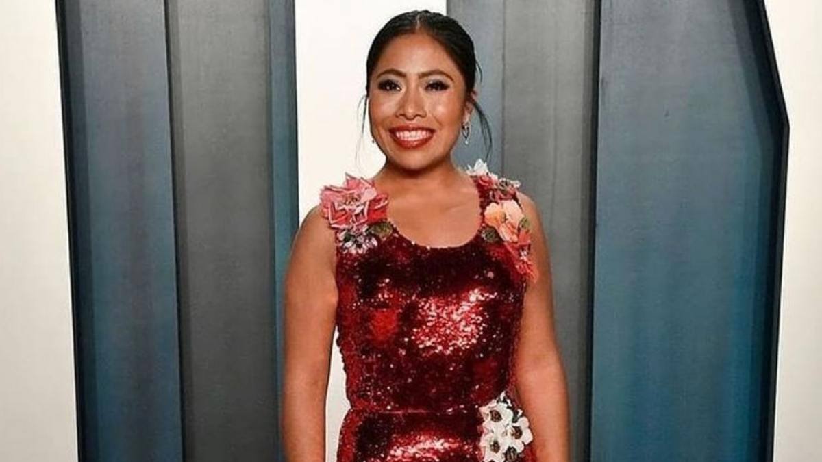 Este es el costoso bolso color menta con el que Yalitza impactó en "Vogue"