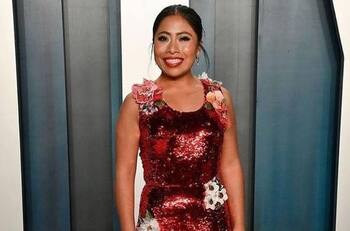 Este es el costoso bolso color menta con el que Yalitza impactó en "Vogue"