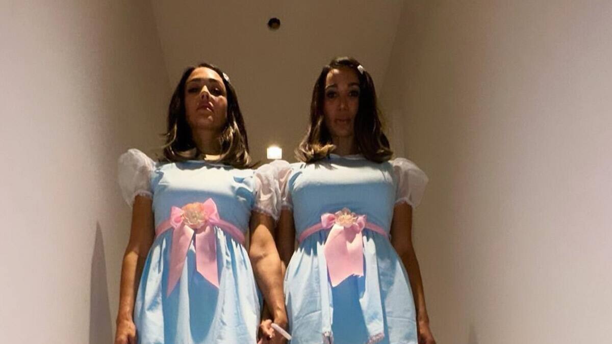 Jessica Alba se disfraza de una de las gemelas de "El Resplandor" para Halloween