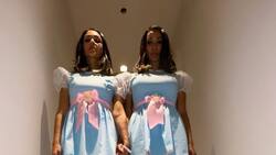 Jessica Alba se disfraza de una de las gemelas de "El Resplandor" para Halloween