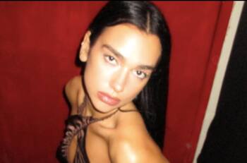 Dua Lipa no solo pateó un Dr. Simi, también un sombrero de charro en su concierto de CDMX