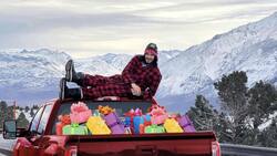 Mario Cimarro ayuda a repartir regalos a los Reyes Magos