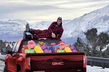 Mario Cimarro ayuda a repartir regalos a los Reyes Magos