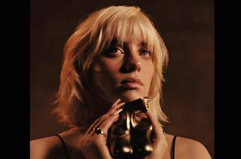 Billie Eilish presenta oficialmente a su novio y se burla de las críticas