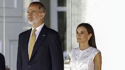 Reina Letizia deslumbra con vestido blanco semitransparente y tacones de la princesa Leonor