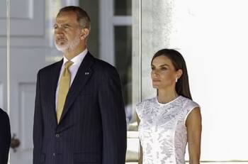 Reina Letizia deslumbra con vestido blanco semitransparente y tacones de la princesa Leonor