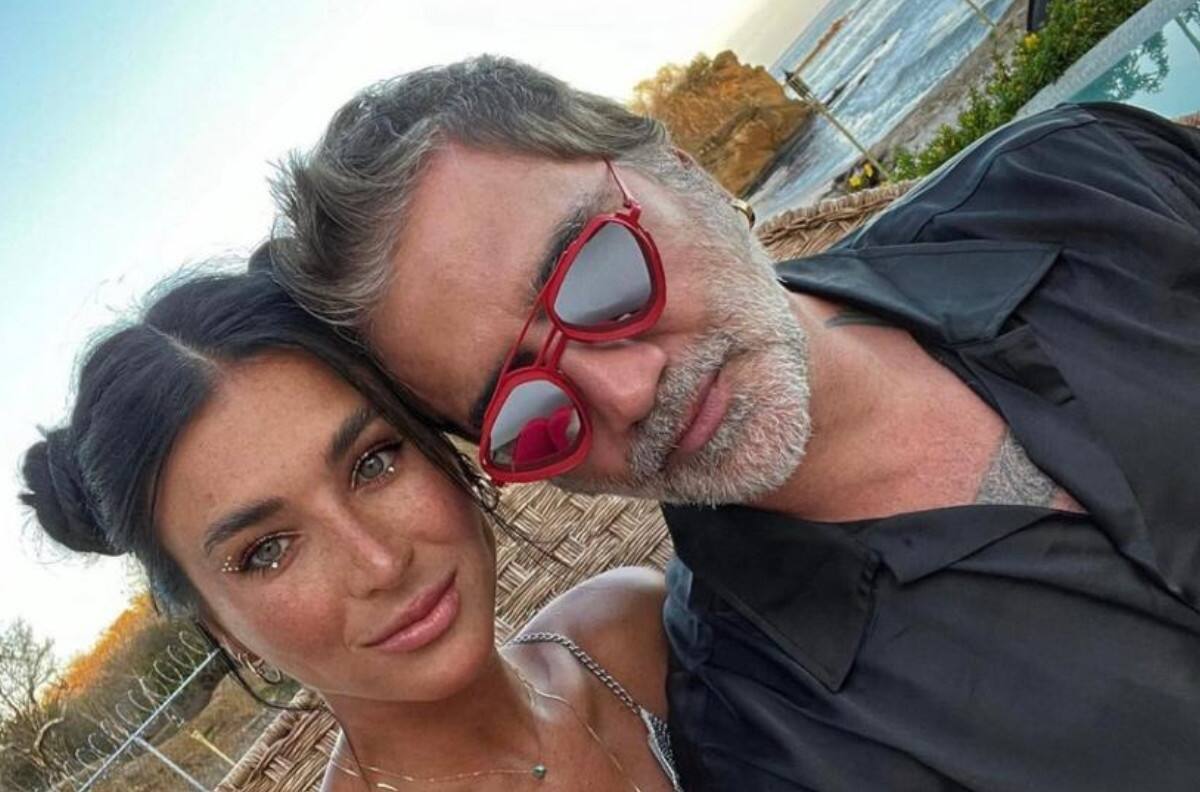 Alejandro Fernández y su novia Karla Laveaga pasan una rica velada a la orilla del mar