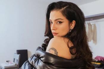 Mon Laferte ya es mexicana; recibe en emotiva ceremonia su carta de naturalización oficial