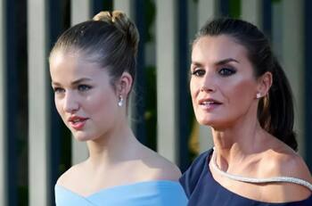 Letizia y Leonor combinan sus outfits en azul para los Premios Fundación Princesa de Girona