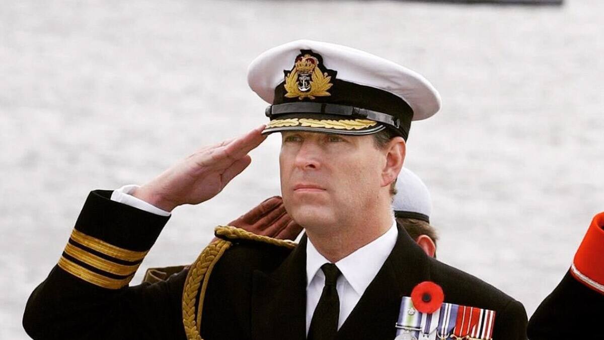 La reina Isabel le da la espalda al príncipe Andrew y le quita sus títulos militares