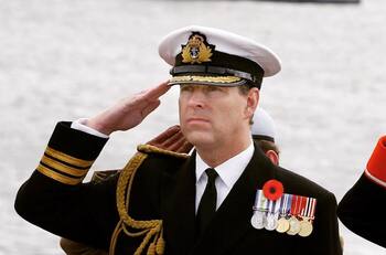 La reina Isabel le da la espalda al príncipe Andrew y le quita sus títulos militares