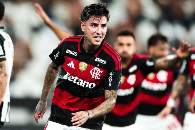 El volante celebrando el gol del triunfo ante Botafogo. Foto: @flamengo en Instagram.