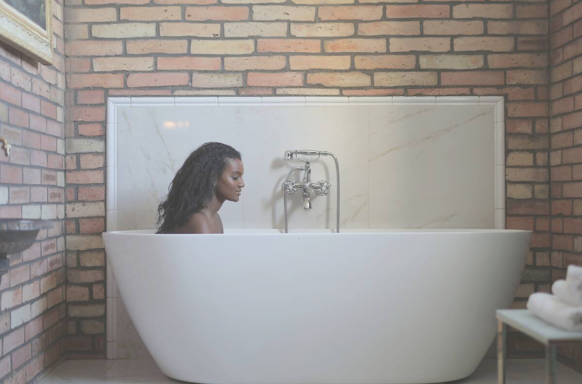 Aprende a hacer baños de tina con flores y plantas para limpiarte energéticamente