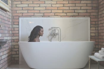 Aprende a hacer baños de tina con flores y plantas para limpiarte energéticamente