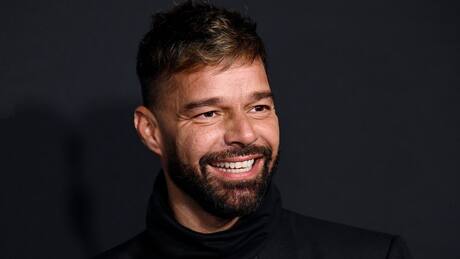 Alcohol y drogas, filtran parte de la denuncia del sobrino de Ricky Martin por violencia y acoso