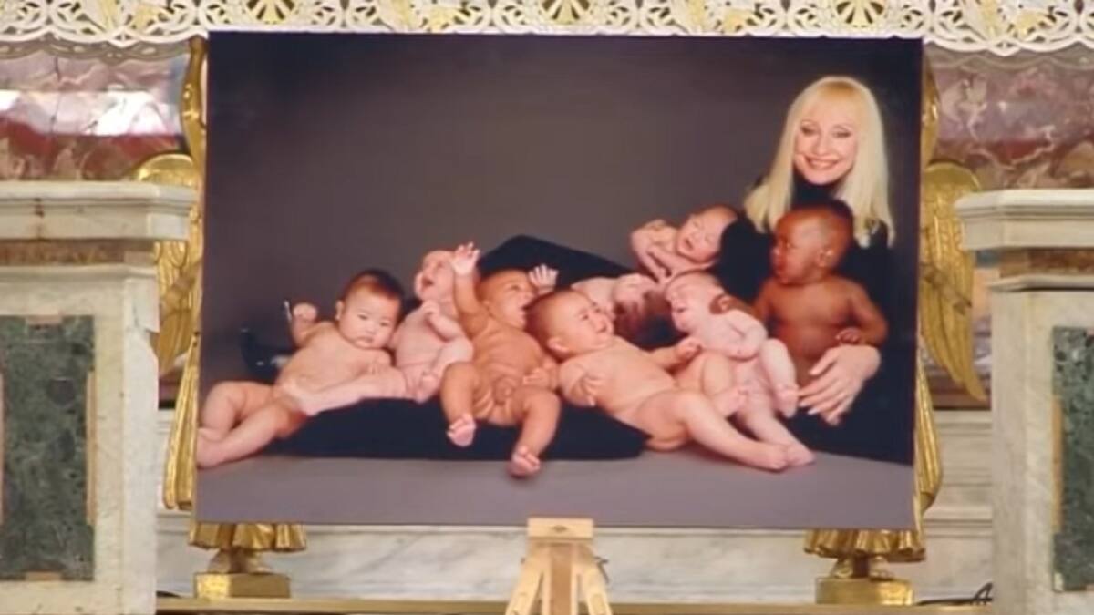 Un concurrido adios: Autoridades, celebridades y fanáticos despidieron a Raffaella Carrá en emotivo funeral