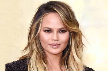 Chrissy Teigen así logró eliminar la grasa de sus mejillas