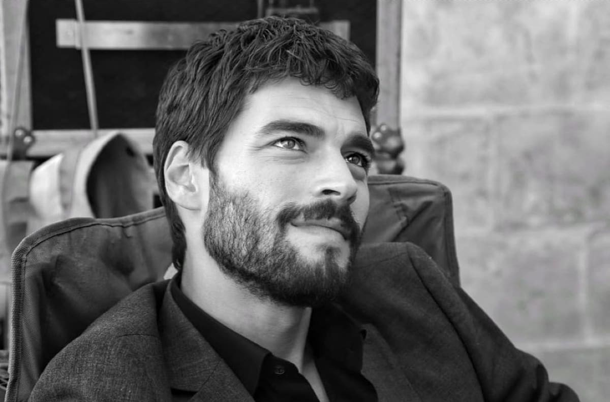 Hercai: Akin Akinözü ya escuchó su doblaje al español y así reaccionó