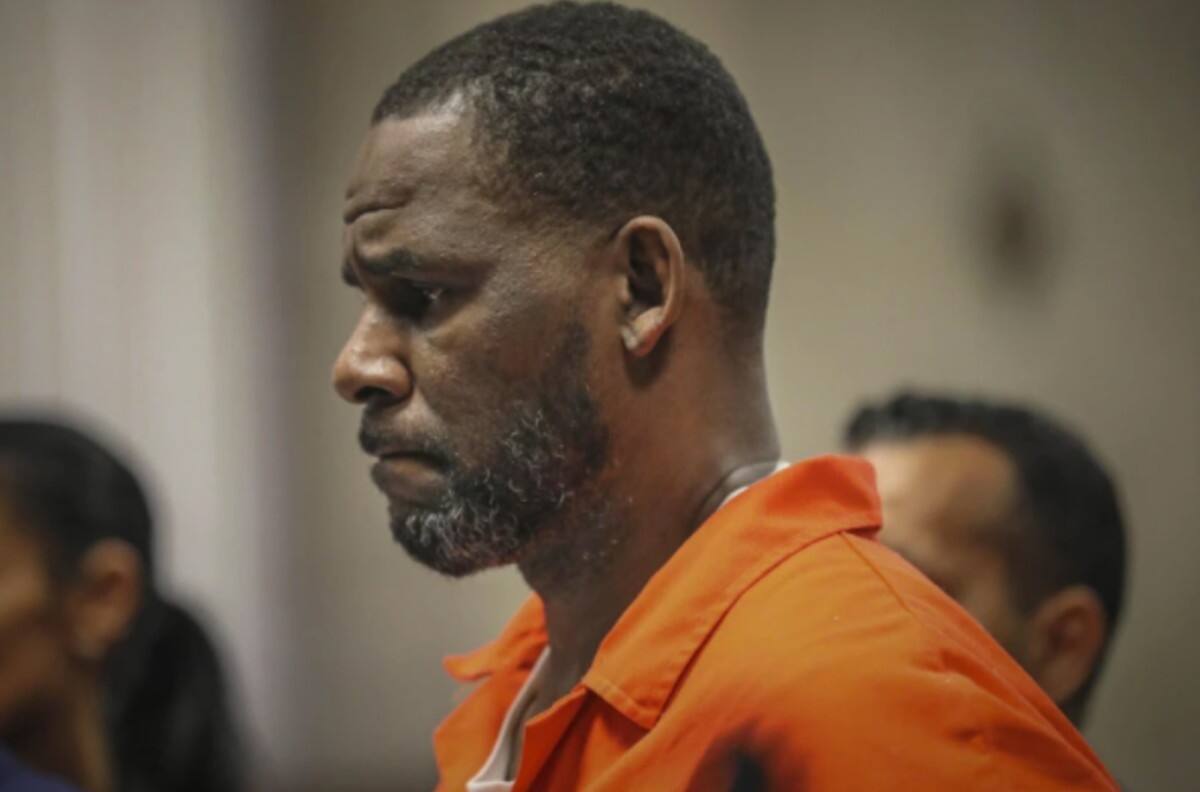 Víctimas de R. Kelly denuncian a su representante de amenazas y que incluso quiso atentar contra cines que estrenaron polémico documental