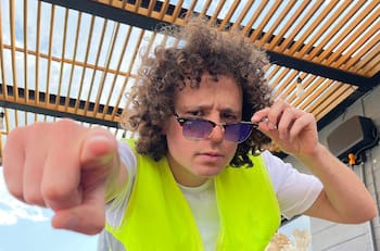 Luisito Comunica explota contra motociclista; lo acusa de provocar accidente de tránsito