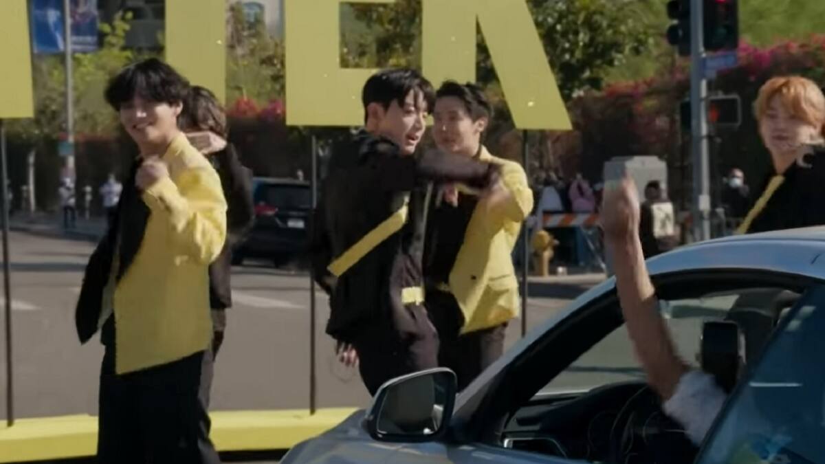 BTS paralizó un cruce vehicular al presentarse en un paso de peatones en Los Angeles