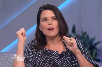 Neve Campbell recordó cuando fue atacada increíblemente por un oso en una filmación