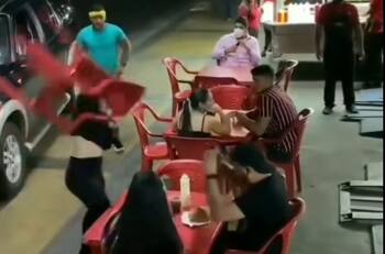 VIDEO: Mujer se hace viral al descubrir infidelidad de su esposo en puesto de hamburguesas