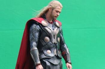 Chris Hemsworth comparte tiernas fotos de su hija en el set de grabación de Thor