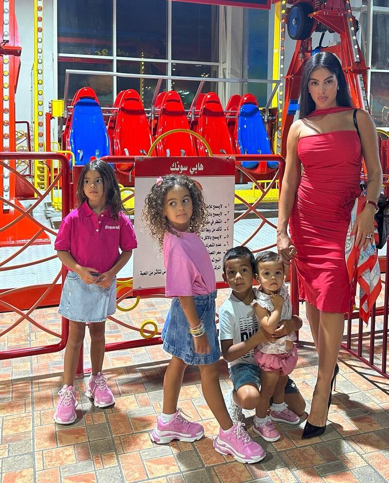 La modelo llevó a sus hijos a una feria en Riad.