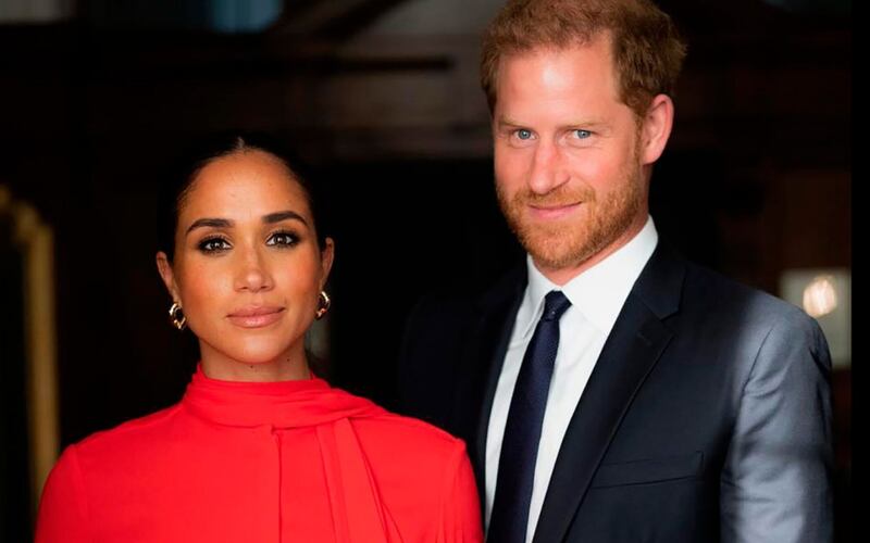 Meghan Markle de pie junto al príncipe Harry