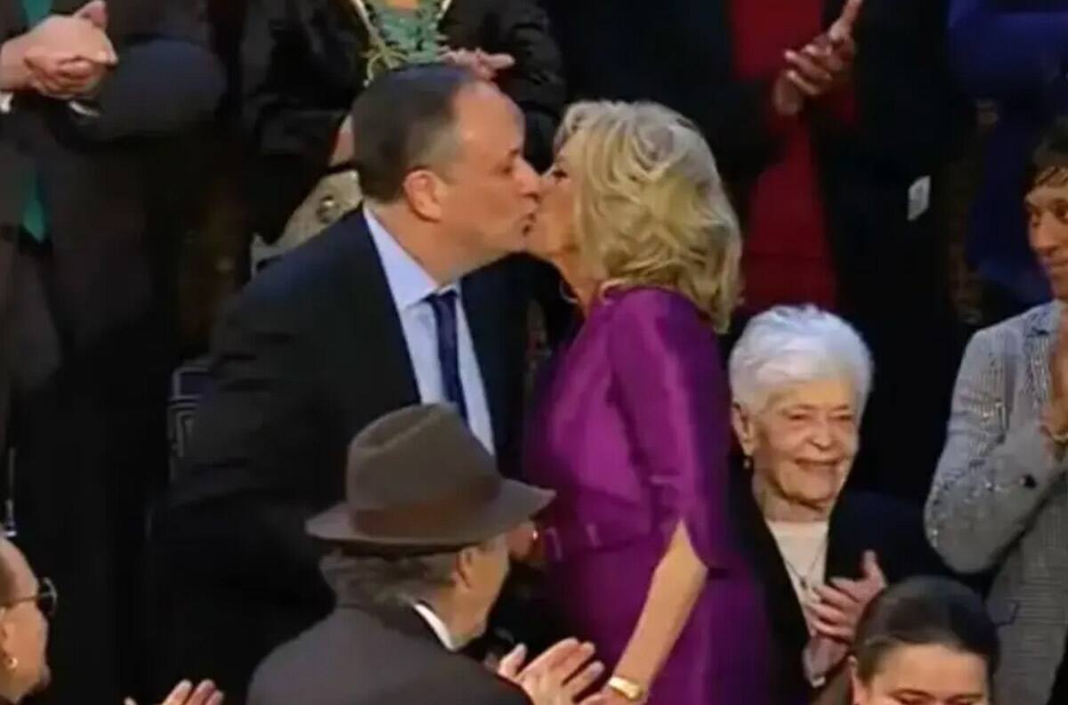 ¿Infiel? Captan a Jill Biden besando a otro hombre en la boca