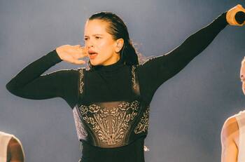 Hizo el c-h-i y salió con una bandera chilena: Así fue el show de Rosalía en el Lollapalooza 2023