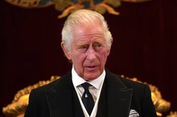 El trauma de la infancia del Rey Carlos III: El abrazo de sus padres que nunca llegó