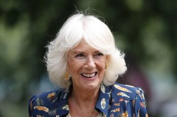 La reina consorte Camilla fue a una playa nudista con una de sus mejores amigas