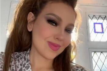 Thalía pone en tendencia los pantalones de mezclilla para el otoño