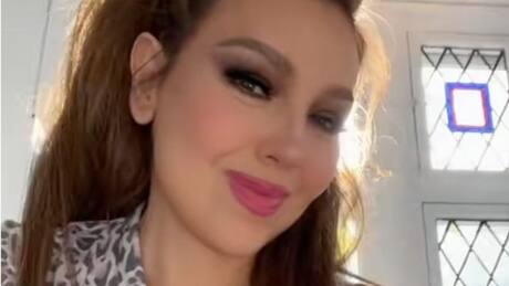 Thalía pone en tendencia los pantalones de mezclilla para el otoño