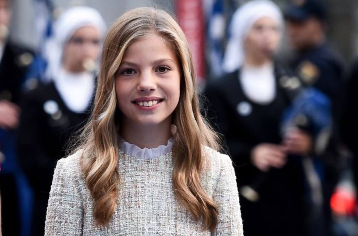 La infanta Sofía lució un espectacular mono fucsia en su confirmación