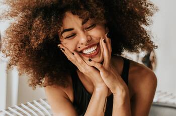 Atrae la alegría: Descubre que Códigos Sagrados pueden ayudarte a potenciar este sentimiento en ti