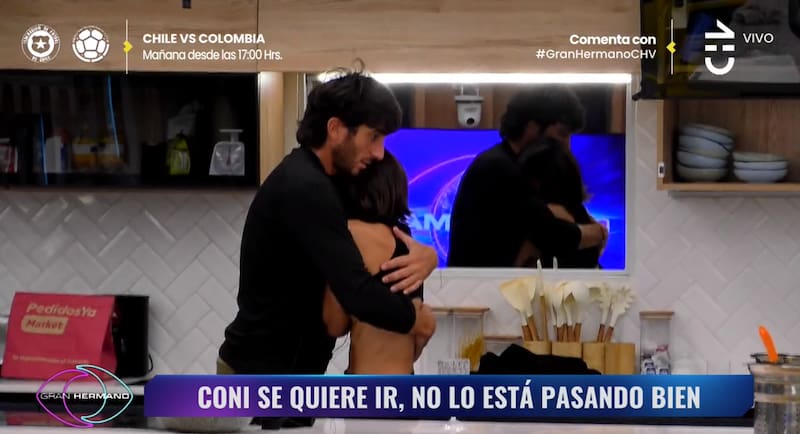 Fede abrazando y acompañando a Constanza tras llorar en "Gran Hermano" Chile.