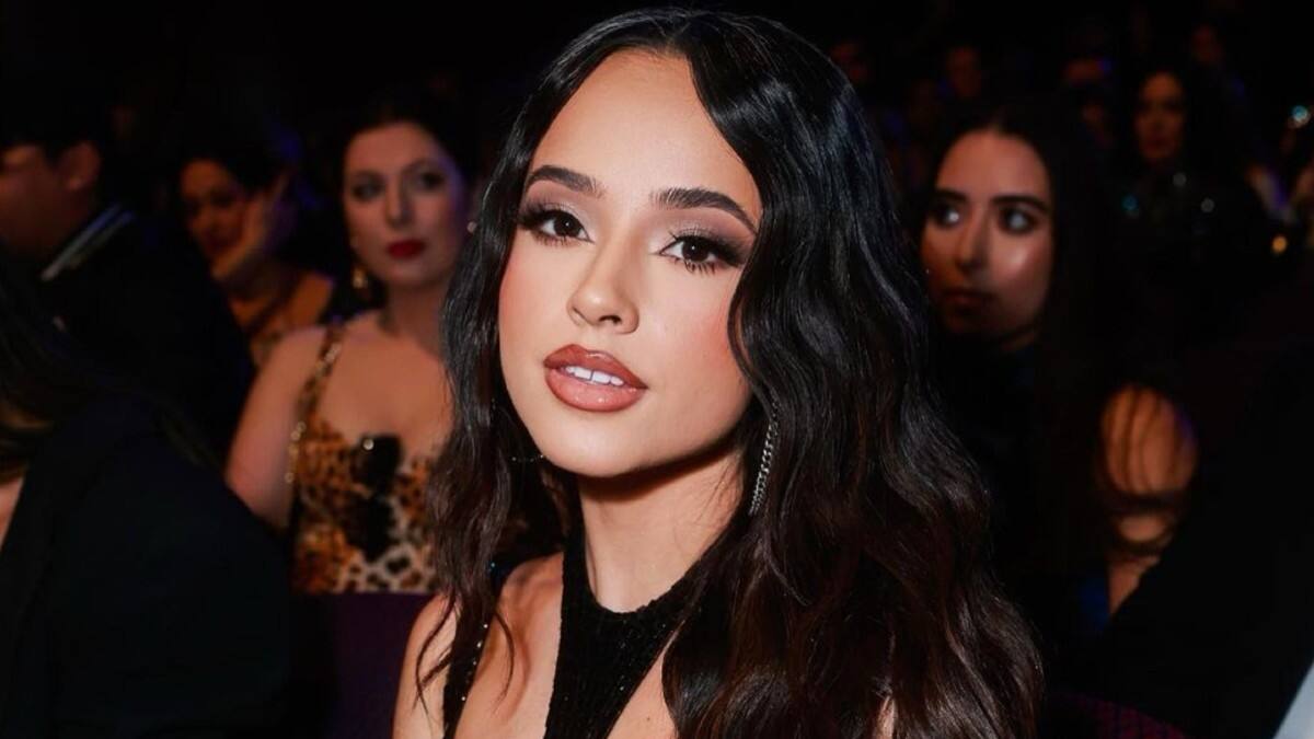 "No tienen nada de malo": Becky G presume con orgullo sus canas