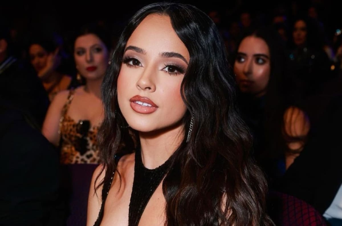 "No tienen nada de malo": Becky G presume con orgullo sus canas