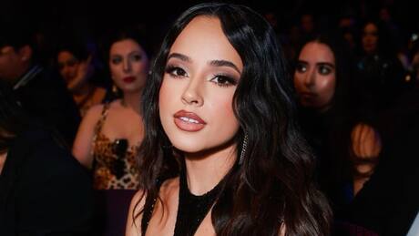 "No tienen nada de malo": Becky G presume con orgullo sus canas