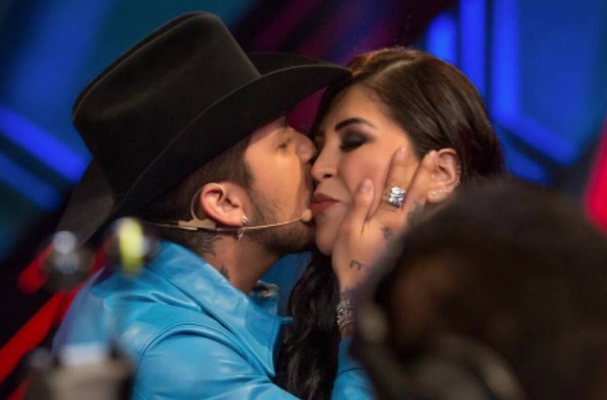 Christian Nodal le cantó “Las Mañanitas” a su mamá en un concierto