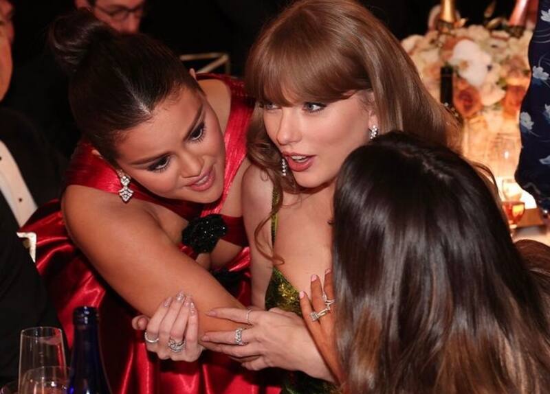 Selena Gómez y Taylor Swift en la ceremonia de los Globo de Oro.