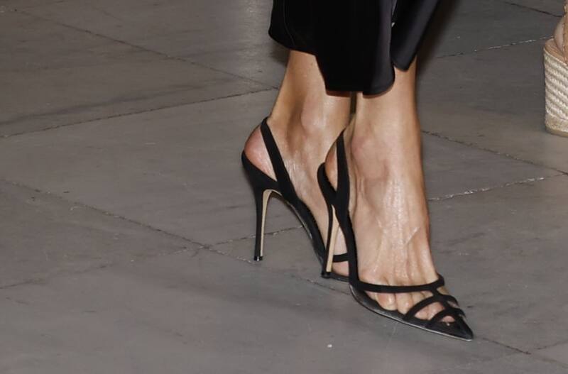 La monarca lució unos “stilettos” de puntera afilada de la firma Manolo Blahnik.